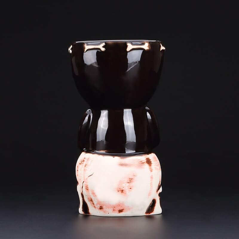 Verre Cocktail Tiki vu de dos, base en forme de crâne blanc et cuivré, céramique noire brillante