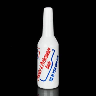 Bouteille de flair bartending blanche en plastique avec logo Practice Performance Bottle sur fond noir