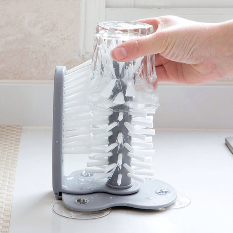 Verre retourné nettoyé sur la Brosse de Nettoyage de Bar à double brosse blanche fixée par ventouse à l'évier