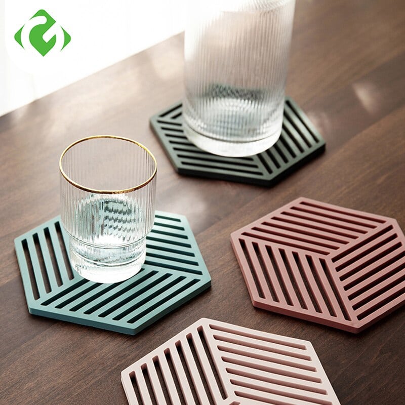 Dessous de Verre Design hexagonaux ajourés à rayures, coloris vert foncé et bordeaux, verres posés dessus