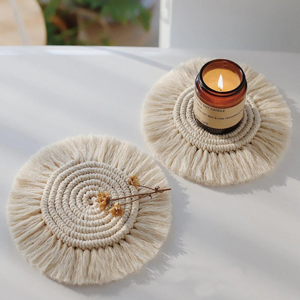 Dessous de Verre Macramé en coton écru à franges, deux exemplaires dont un sous une bougie, table blanche