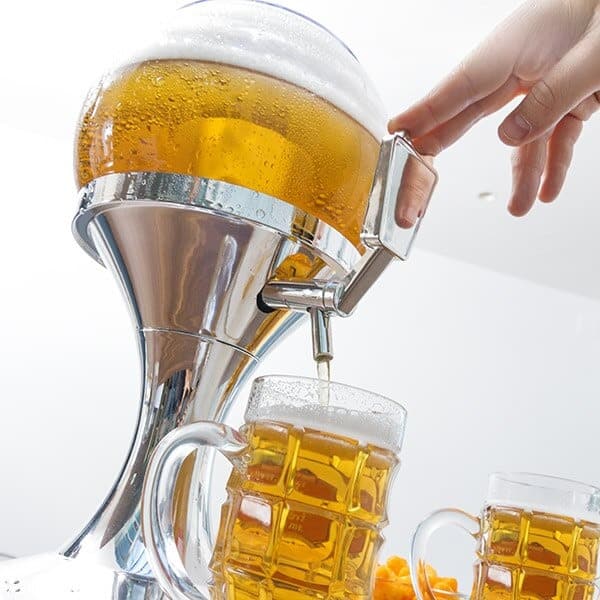 Robinet du distributeur de bières globe remplissant une chope, mousse et bulles visibles dans la sphère