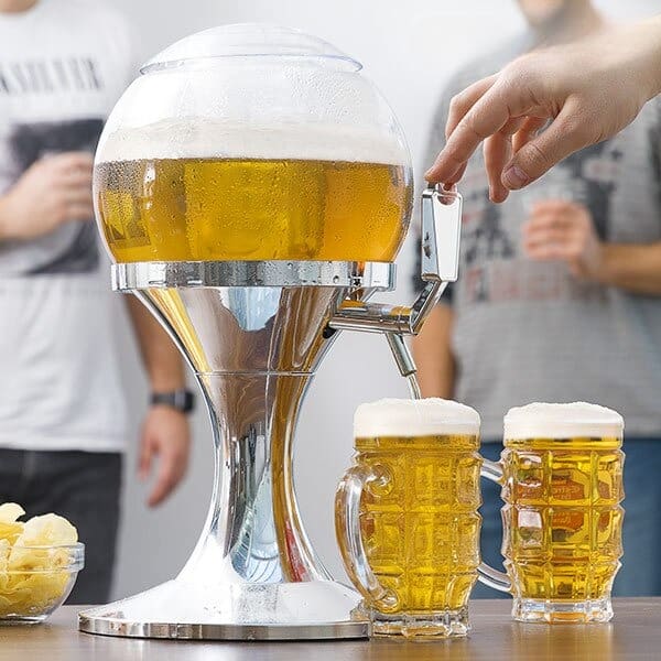 Distributeur de bières globe sur pied chromé rempli de bière moussée, servi entre amis avec deux chopes pleines