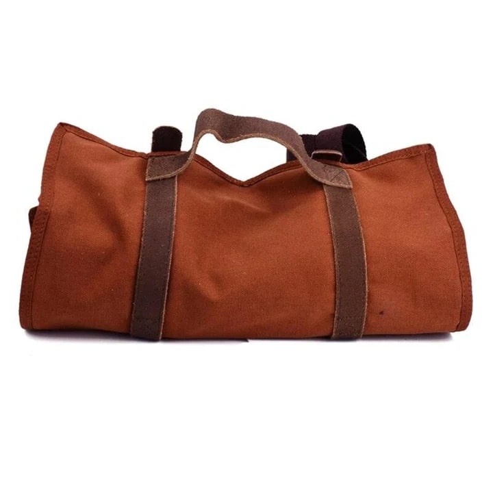 Kit cocktail voyageur roulé et fermé, toile marron et poignées en cuir, sur fond blanc