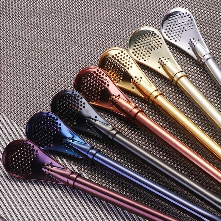 Gros plan sur les embouts cuillère perforés des pailles inox en argent, or, rose, noir, bleu et violet