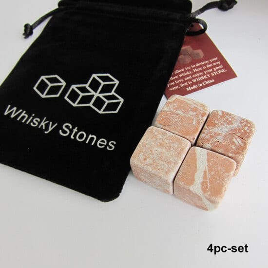 Quatre pierres à whisky scandinaves en pierre veinée saumon avec pochon velours noir Whisky Stones