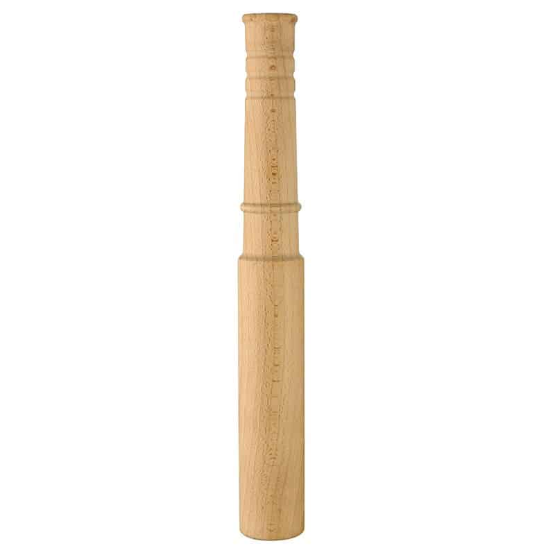Pilon cocktail en bois clair debout sur fond blanc, manche cannelé et large corps lisse pour écraser