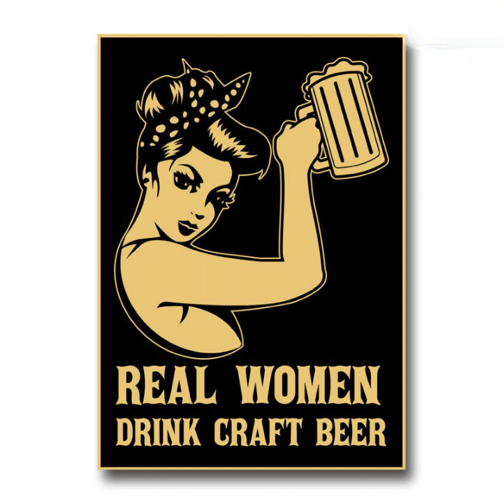 Poster Women Drink Beer, pin up dorée brandissant une chope, texte Real Women Drink Craft Beer sur fond noir