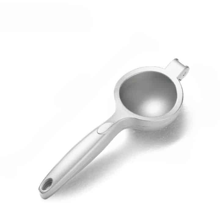Presse citron design argent à bras et coupelle vu de dessus sur fond blanc, poignée à trou de suspension