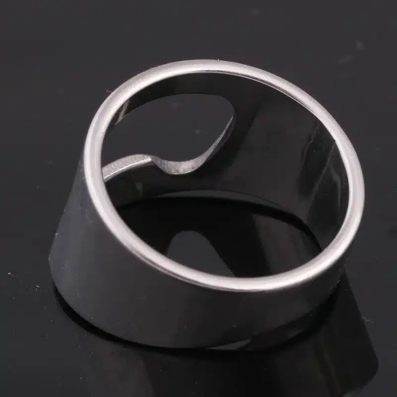 Bague Décapsuleur argentée vue de dessus montrant l'encoche décapsuleur, sur fond noir