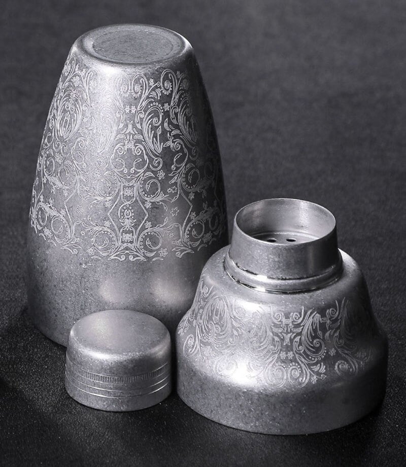 Shaker Cocktail Professionnel démonté en trois parties, corps, chapeau et bouchon à arabesques gravées
