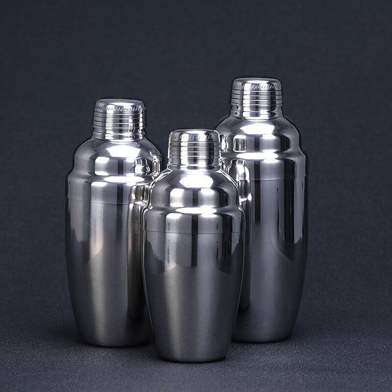 Shaker Pour Cocktail cobbler en acier inoxydable poli, trois tailles côte à côte sur fond gris
