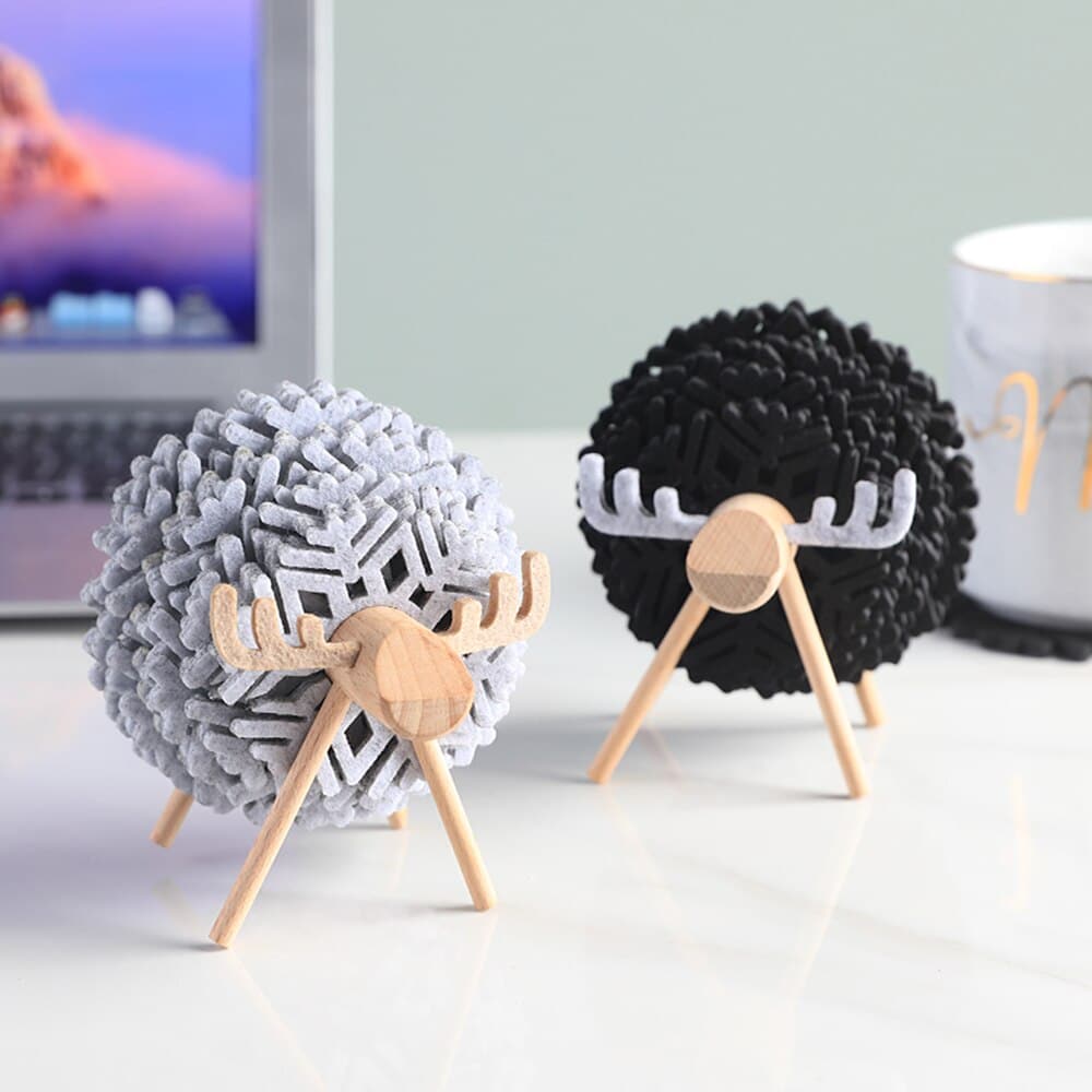 Dessous de Verre Noël, supports renne à flocons feutre gris et noir sur un bureau, ordinateur et mug