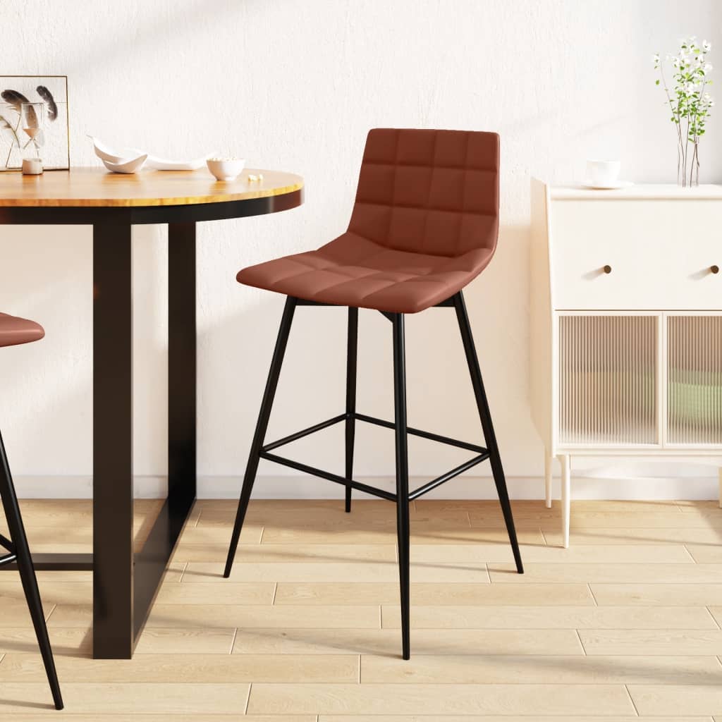 Tabouret de bar moderne cognac installé près d’une table ronde dans une cuisine claire