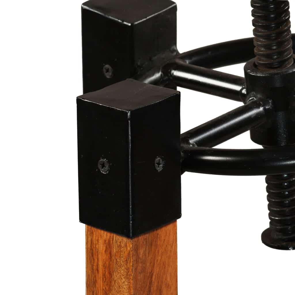 Détail d’une ferrure noire vissée en haut d’un pied en bois du tabouret de bar