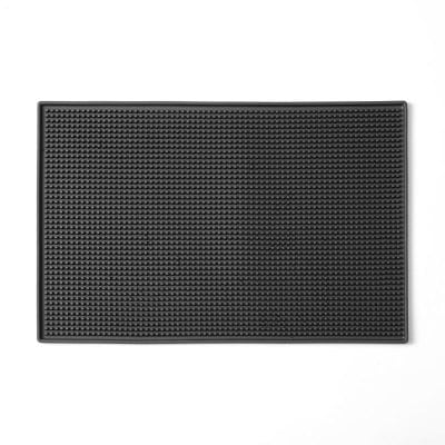 Tapis de bar en caoutchouc 30x45 noir à surface picotée et rebords vu de dessus sur fond blanc