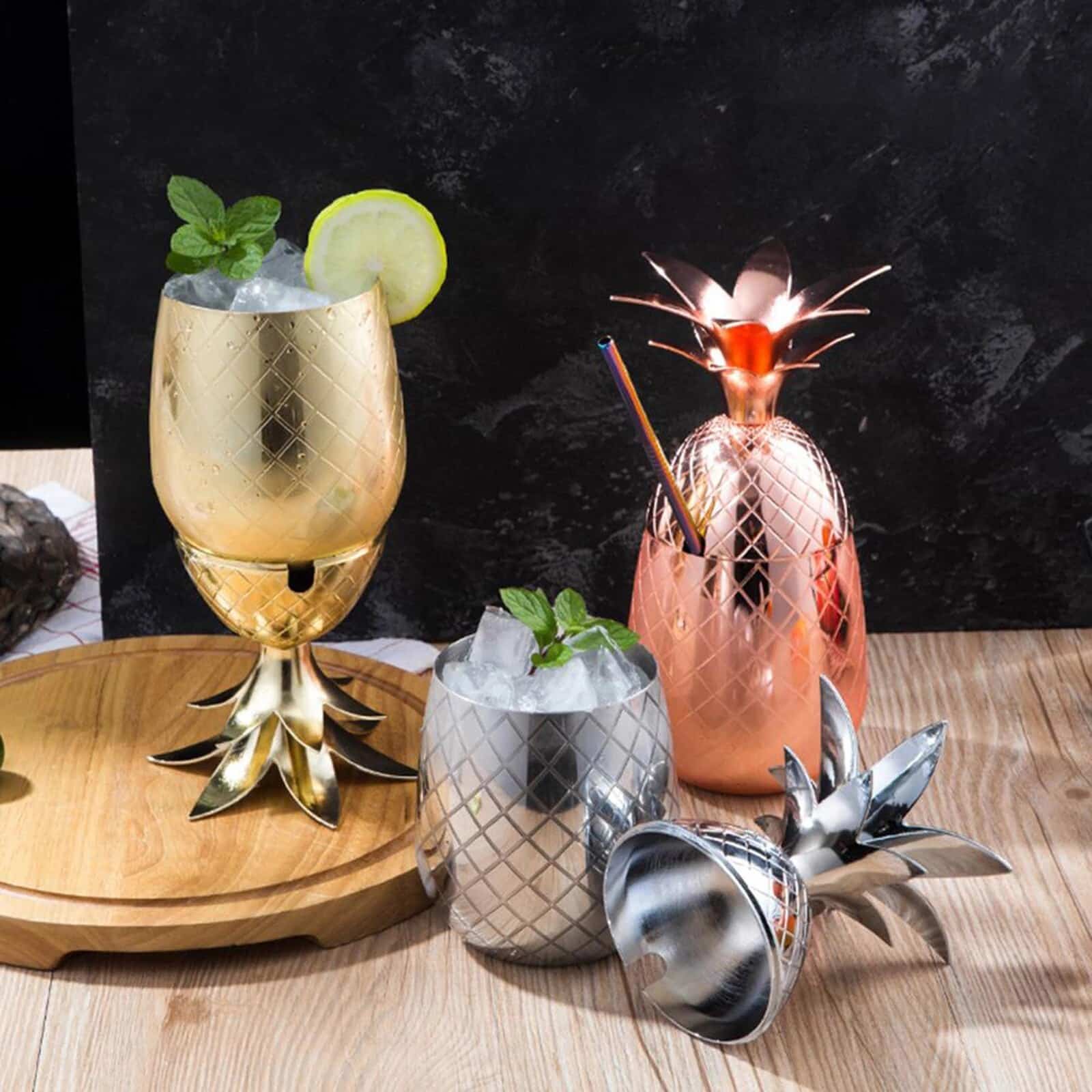 Verres Moscow Mule Ananas or, cuivre et gris à motif quadrillé et coiffe de feuilles, garnis de glace et menthe
