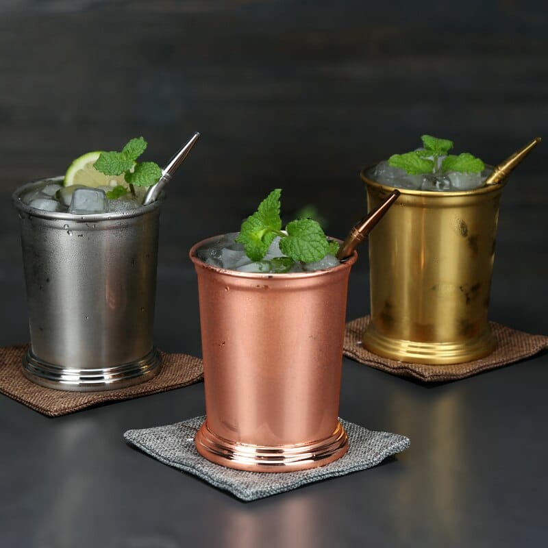 Verre Moscow Mule Julep en trois coloris argent, cuivre et or, garnis de glace, menthe, citron vert et paille