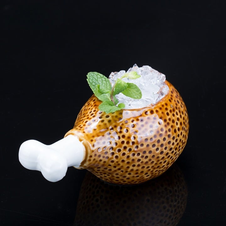 Verre Original Cuisse céramique façon pilon de poulet, manche os blanc, glace pilée et menthe sur fond noir