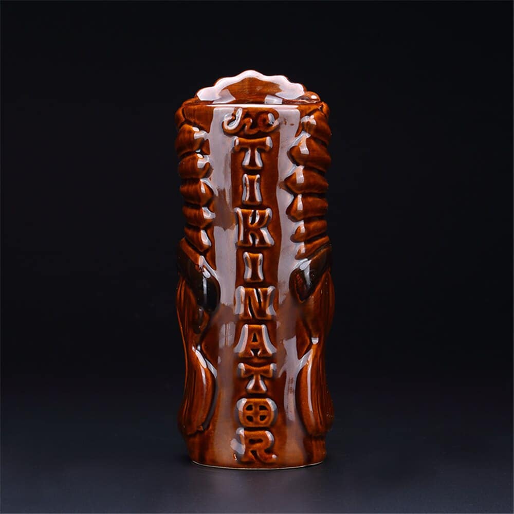 Verre Tikinator vu de dos avec l'inscription TIKINATOR gravée à la verticale, céramique brune