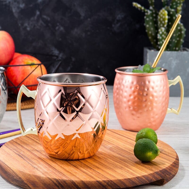Verre Moscow Mule Design cuivré à motif losange gravé et mug martelé cuivré sur planche, pommes et cactus
