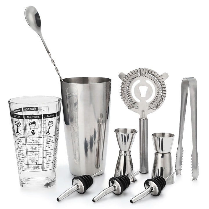 Kit cocktail professionnel avec verre gradué portant les recettes, timbale, cuillère torsadée, passoire et pince à glace
