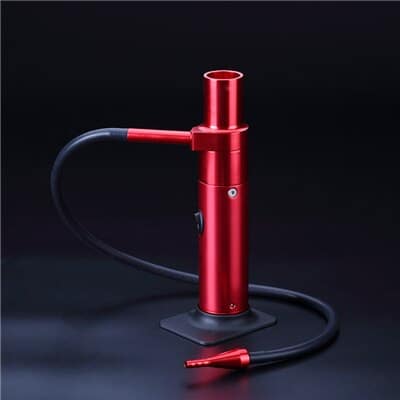 Smoking gun rouge écarlate sur socle noir avec tuyau souple et embout rouge sur fond sombre