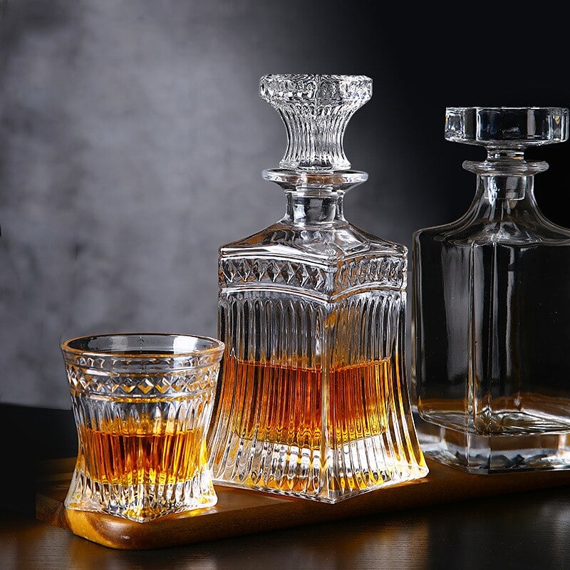 Carafe whisky ancienne, en situation