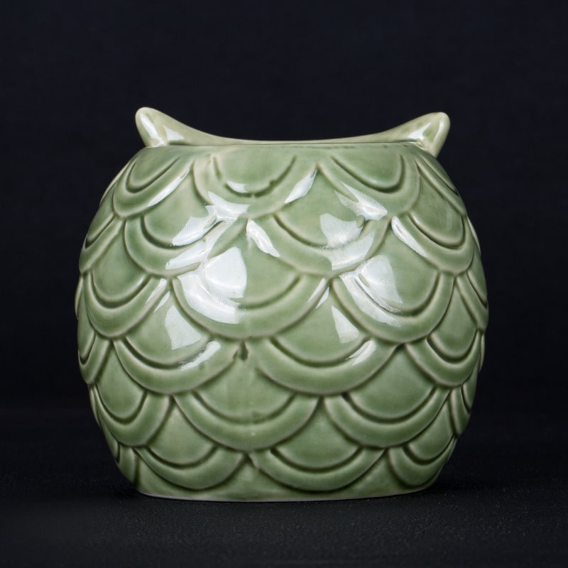 Verre original hibou vu de dos, plumage sculpté en écailles et petites oreilles pointues sur fond noir