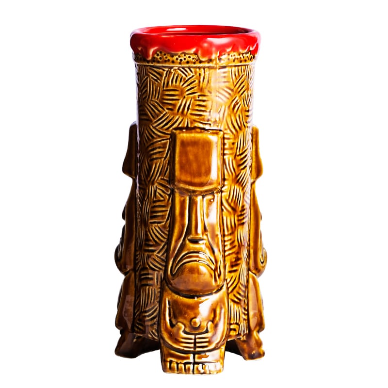 Verre tiki Bora Bora vide sur fond blanc, visage de totem sculpté et intérieur émaillé rouge
