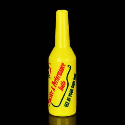 Bouteille de flair bartending jaune en plastique avec logo Practice Performance Bottle sur fond noir