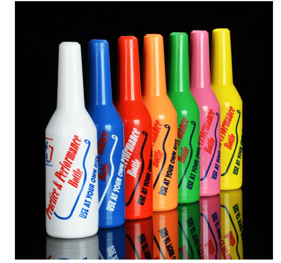 Sept bouteilles de flair bartending blanche, bleue, rouge, orange, verte, rose et jaune alignées sur fond noir