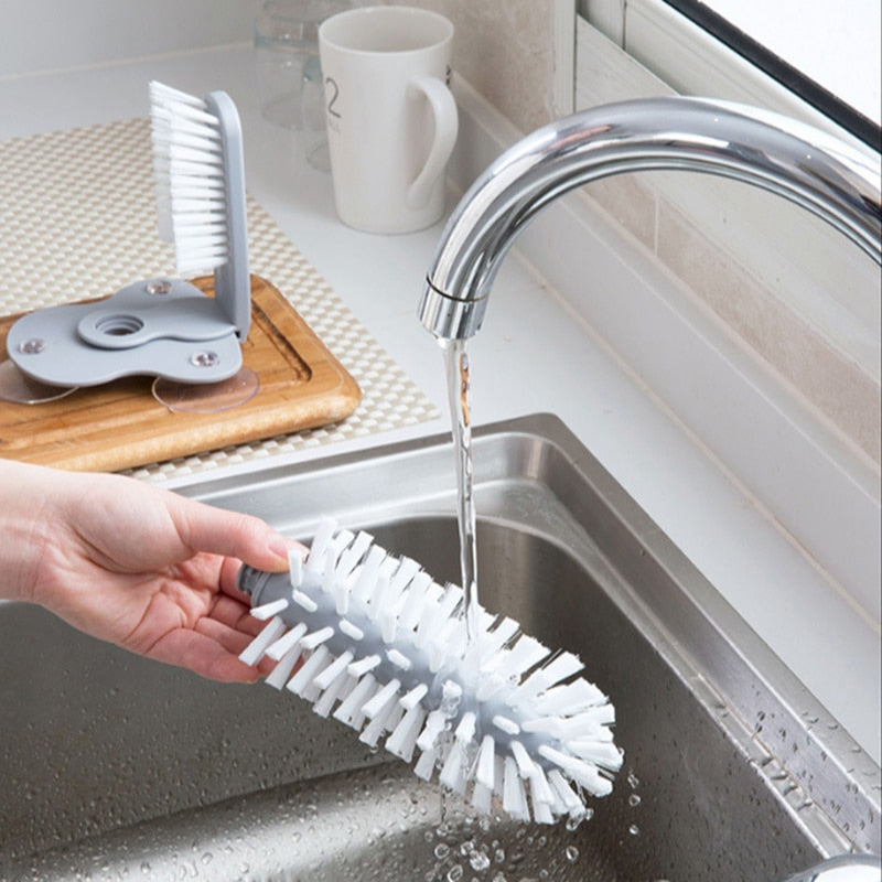 Brosse de Nettoyage de Bar avec Ventouse à poils blancs rincée sous le robinet, seconde brosse fixée en fond