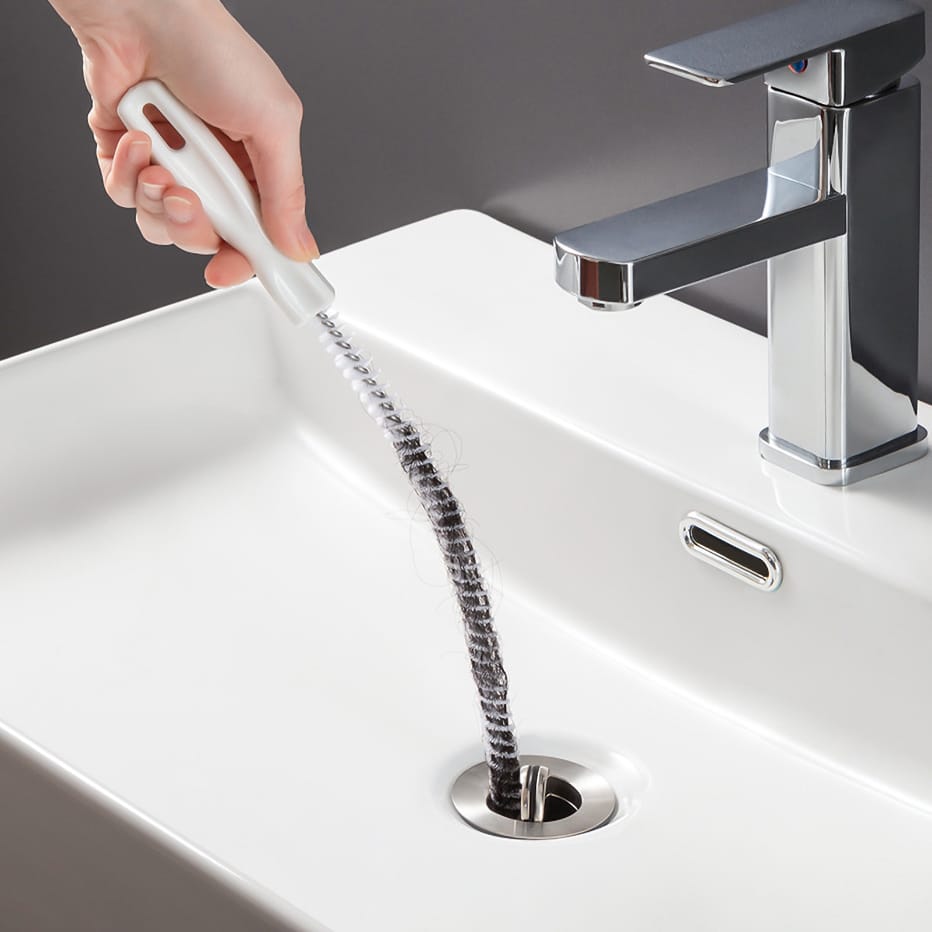 Brosse de Nettoyage pour Évier spiralée retirant cheveux et résidus de la bonde d'un lavabo blanc