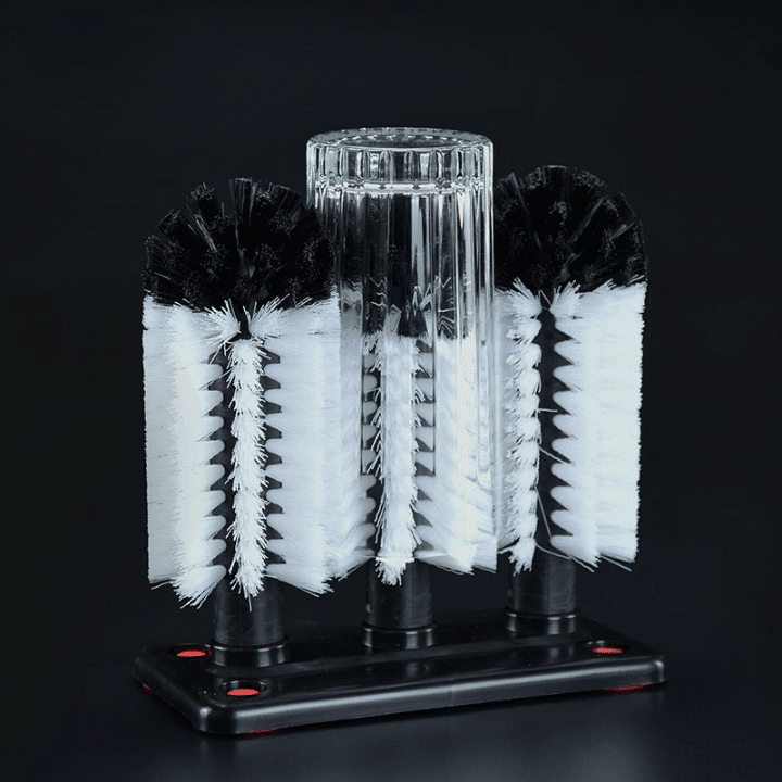 Brosses de Nettoyage Pour Verre, trois brosses à poils noir et blanc sur socle à ventouses rouges, verre en place