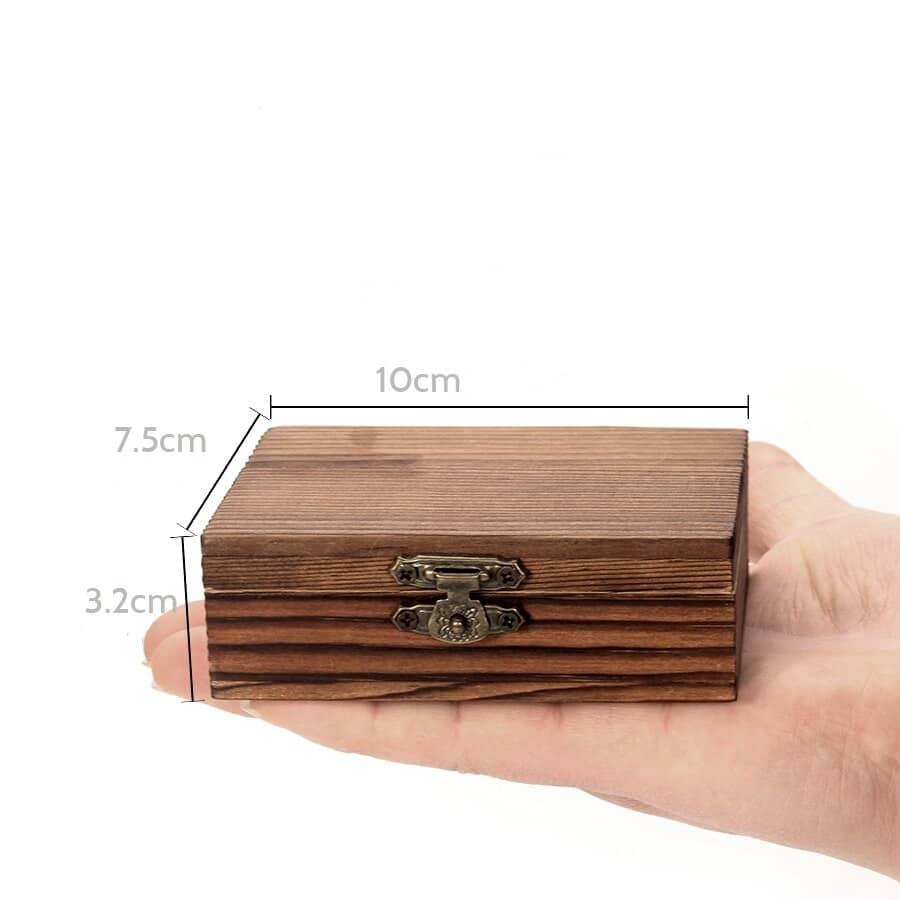 Coffret pierre à whisky en bois tenu en main avec cotes 10 cm, 7,5 cm et 3,2 cm et fermoir bronze