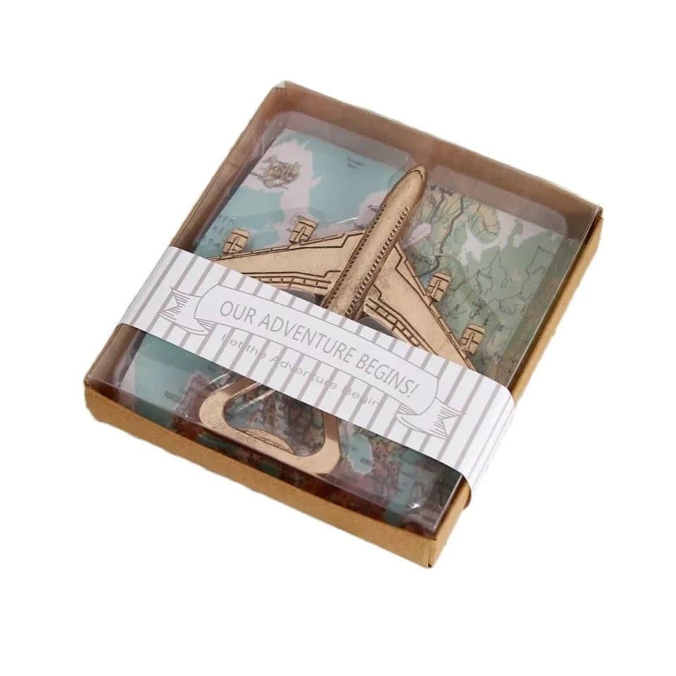 Décapsuleur Avion doré en forme d'avion de ligne, présenté dans un coffret kraft à motif carte du monde