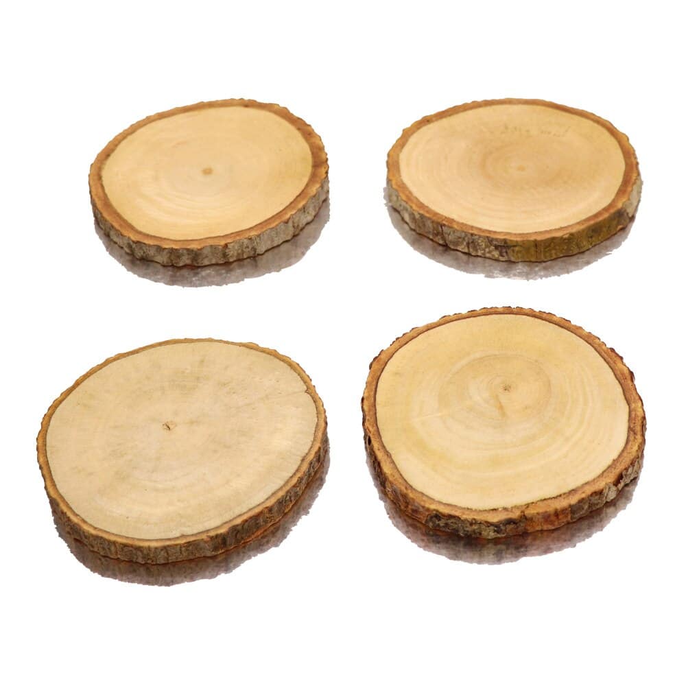 Quatre dessous de verre en rondelles de bois brut à écorce, faces claires visibles sur fond blanc