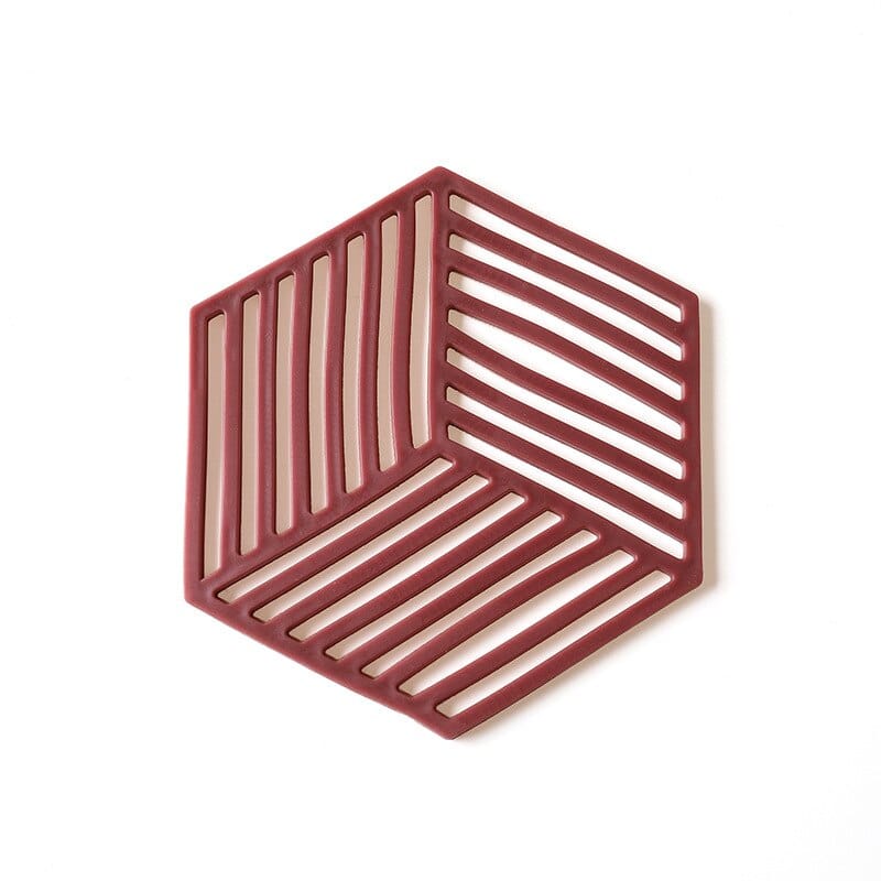 Dessous de Verre Design hexagonal ajouré à motif cube rayé, coloris rouge bordeaux, présenté sur fond blanc