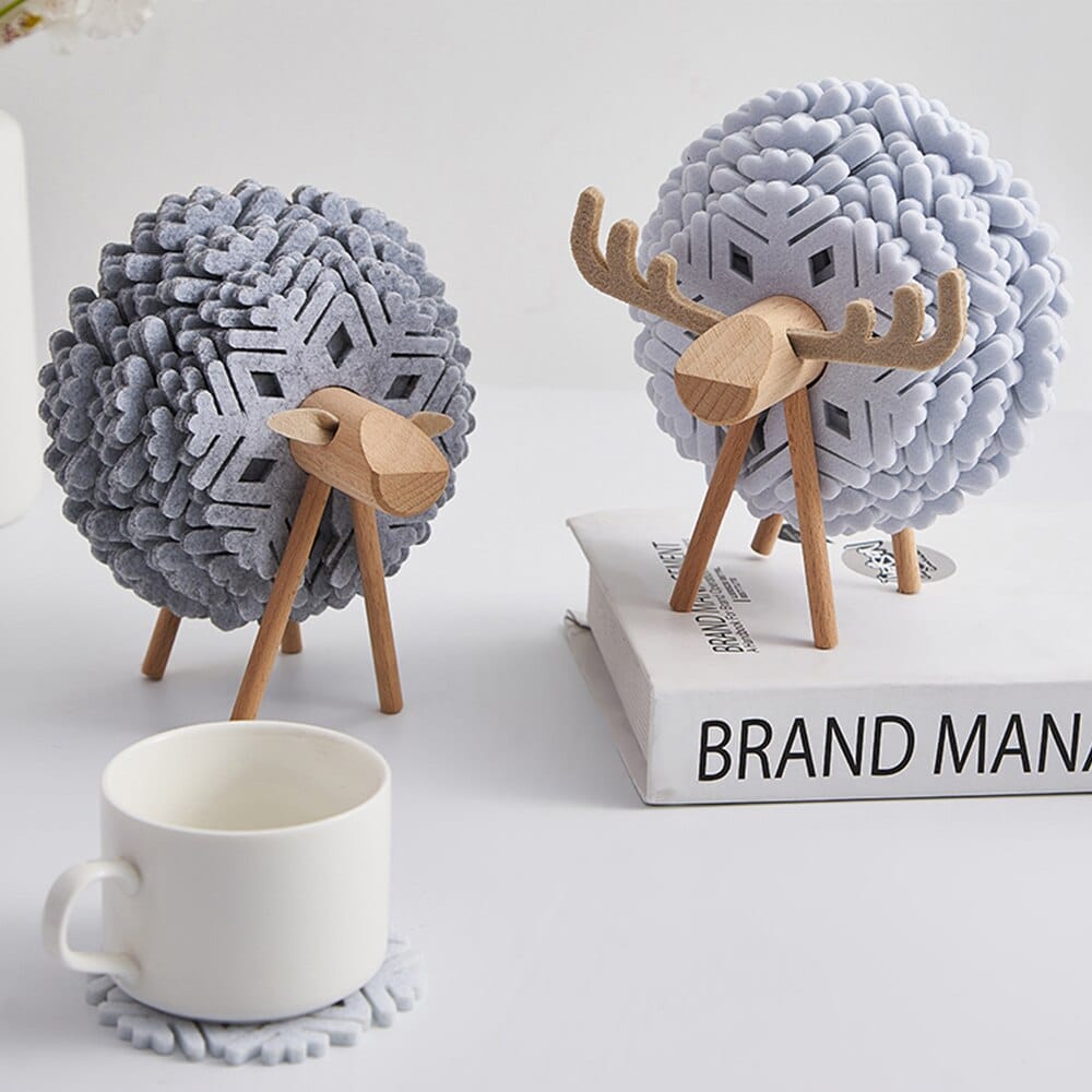 Dessous de Verre Noël, deux supports renne en bois garnis de flocons en feutre gris et blanc, tasse blanche
