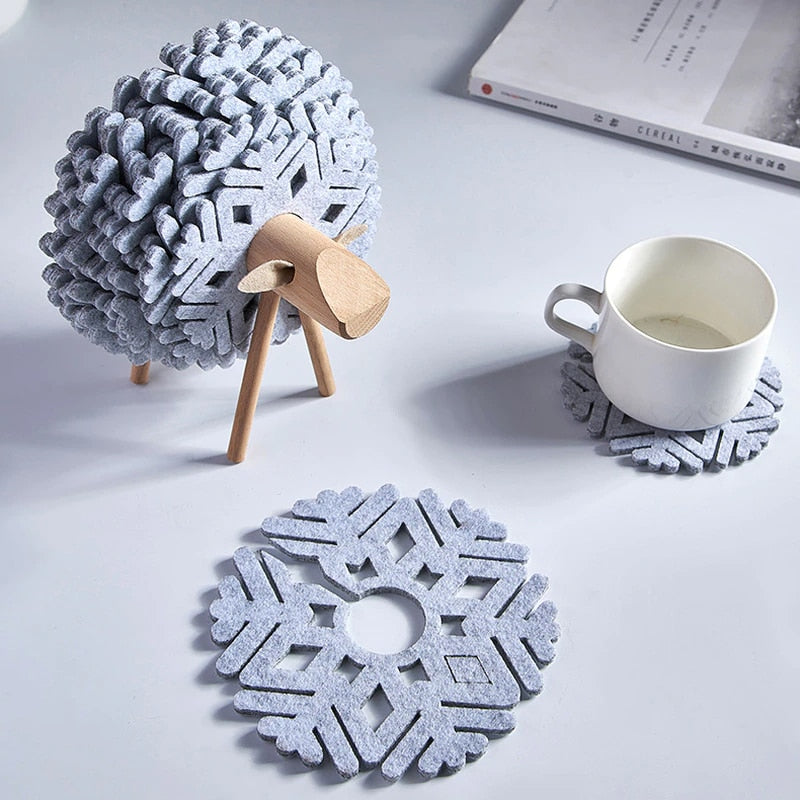Dessous de Verre Noël gris à flocons de feutre empilés sur support renne en bois, insert montrant la version noire