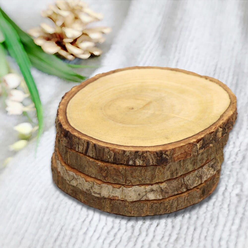 Dessous de Verre en Bois, pile de rondelles de bois brut à écorce naturelle, pomme de pin et fleurs en décor
