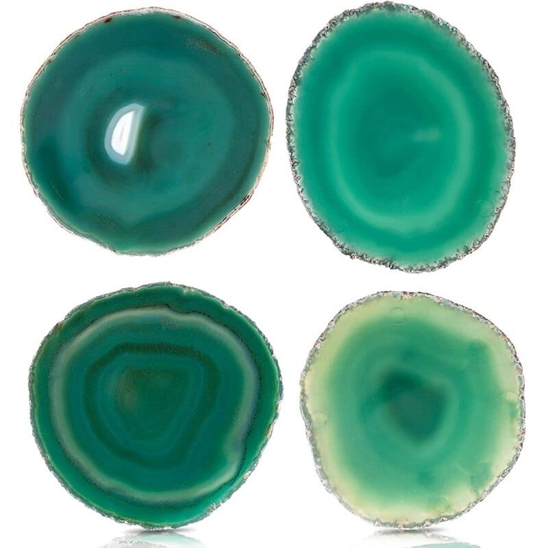 Dessous de Verre en Pierre, quatre tranches d'agate verte à bord argenté et motifs concentriques, fond blanc