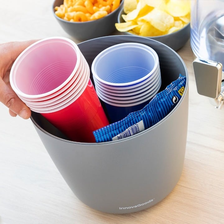 Distributeur de boisson pour particulier en libre service sur une table de réception, verre rempli au robinet