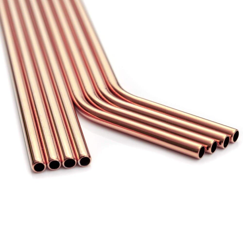 Gros plan de pailles inox rose gold droites et courbées du kit paille inox 100 pièces sur fond blanc