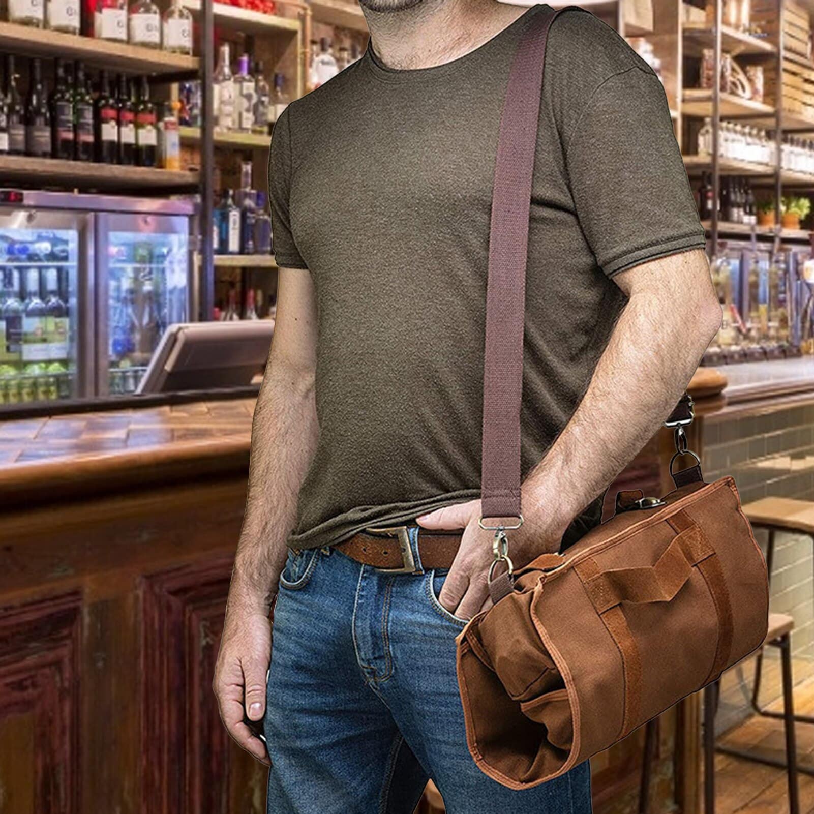 Homme portant le kit cocktail voyageur roulé en bandoulière dans un bar