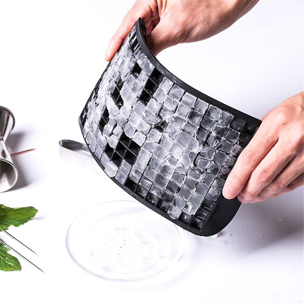 Moule à Mini Glaçons en silicone noir souple plein de petits cubes de glace, plié à la main pour démouler