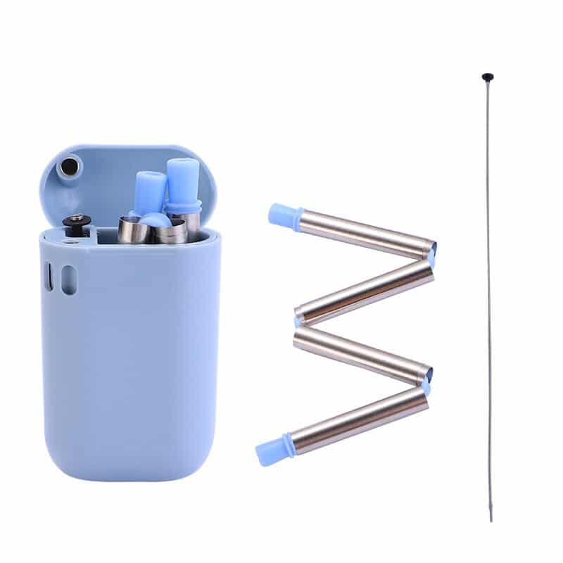 Paille en inox pliable bleue dépliée en zigzag à embout silicone à côté de son étui bleu et son goupillon