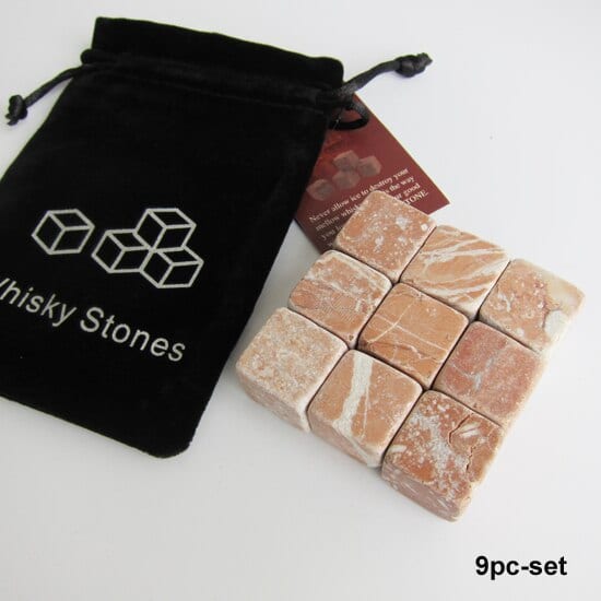 Neuf pierres à whisky scandinaves en pierre veinée saumon avec pochon velours noir et étiquette rouge