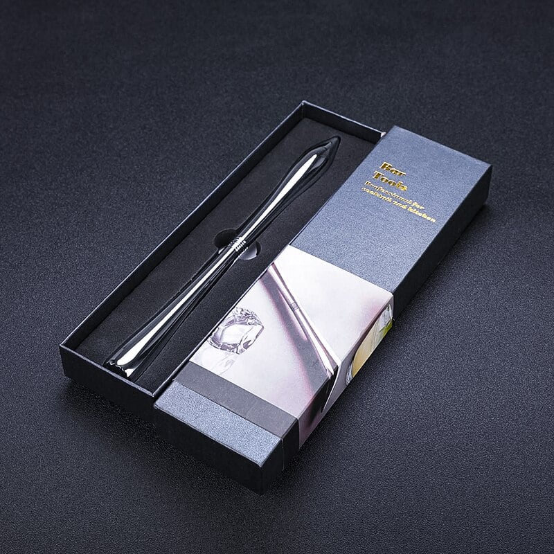 Pilon cocktail design chromé présenté dans son coffret cadeau noir ouvert avec manchon doré Bar Tools